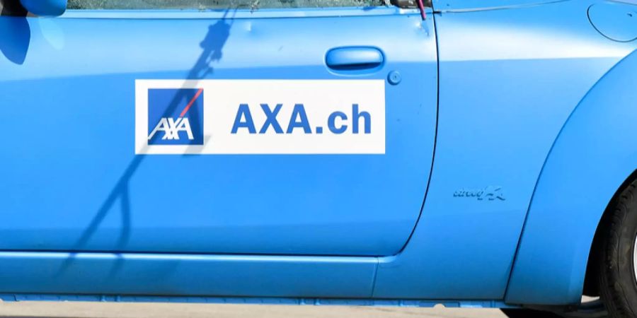 Das Logo von Axa auf der Türe eines Autos.
