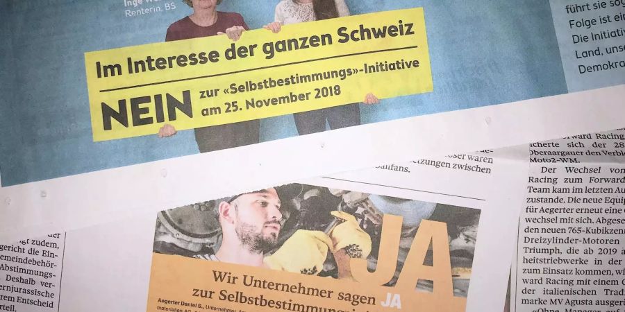 Zeitungsinserate für und gegen die Selbstbestimmungsinitiative.