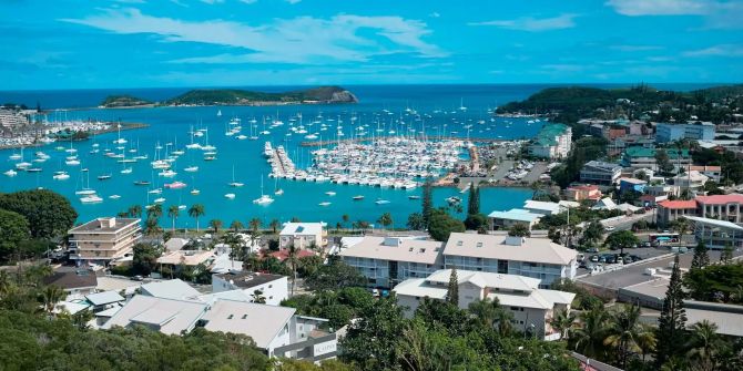 Segelyachten liegen in der Bucht von Noumea, der Hauptstadt Neukaledoniens.