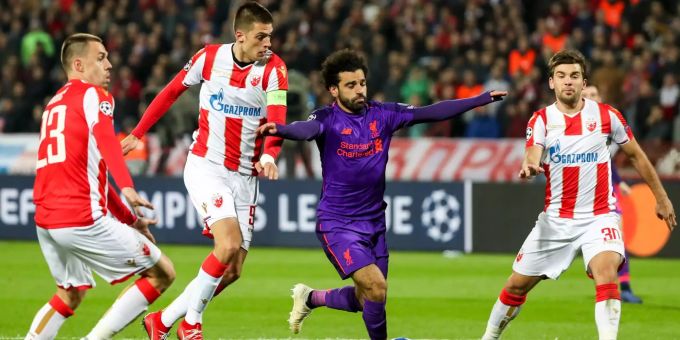 Liverpools Mohamed Salah ist von drei Belgrader Spielern umzingelt. Liverpools Mohamed Salah ist von drei Belgrader Spielern umzingelt.