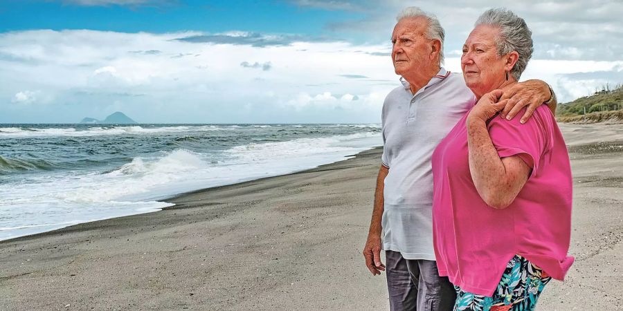 Fischer Gus Hutt steht mit seiner Frau Sue an dem Strand.