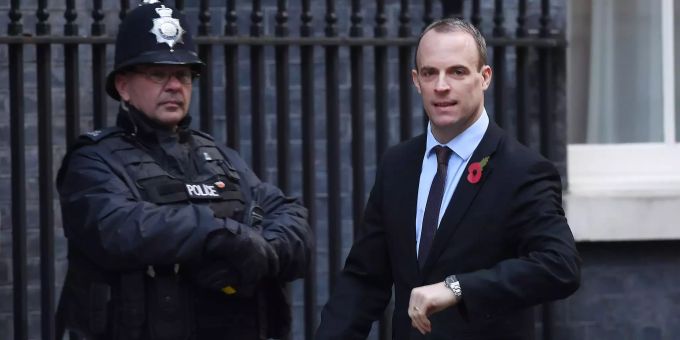 Der britische Brexit-Minister Dominic Raab macht sich im Netz lächerlich. Der britische Brexit-Minister Dominic Raab kommt zu einem Kabinett-Meeting in der Londoner Downingstreet an.