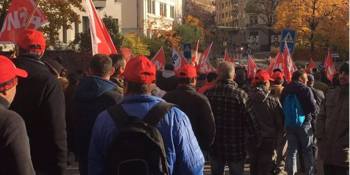 Die streikenden Bauarbeiter sind in Zürich unterwegs. Die streikenden Bauarbeiter sind in Zürich unterwegs.