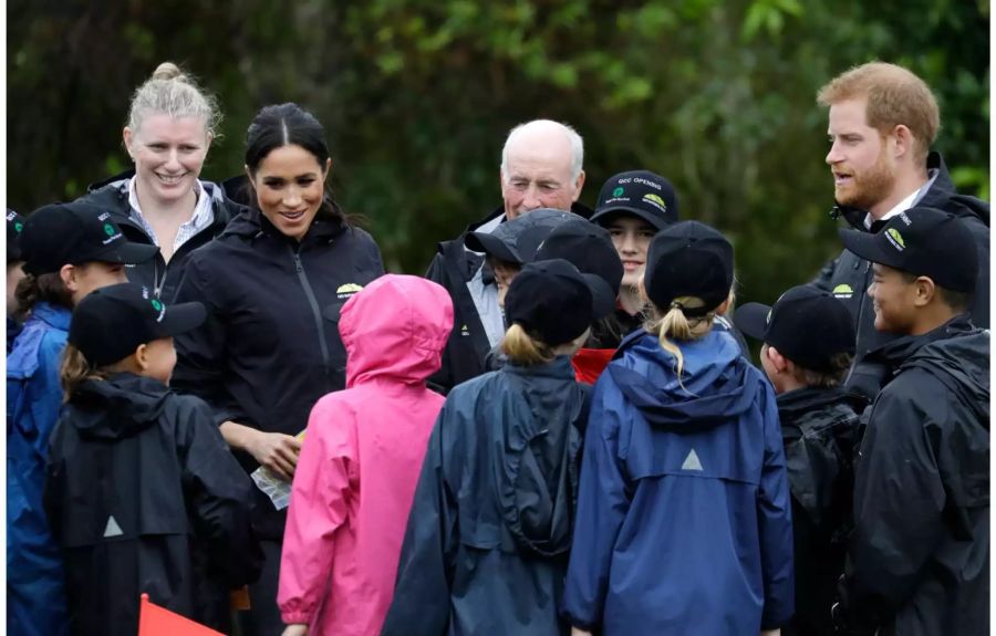 Prinz Harrys Frau spricht in Auckland mit einer Horde Kinder.