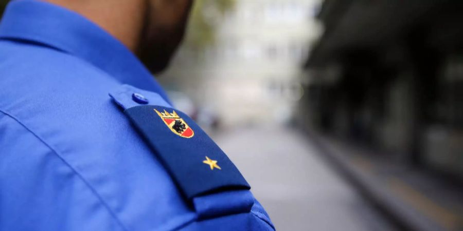 Detailansicht des Schulterabzeichens der Uniform der Kantonspolizei Bern