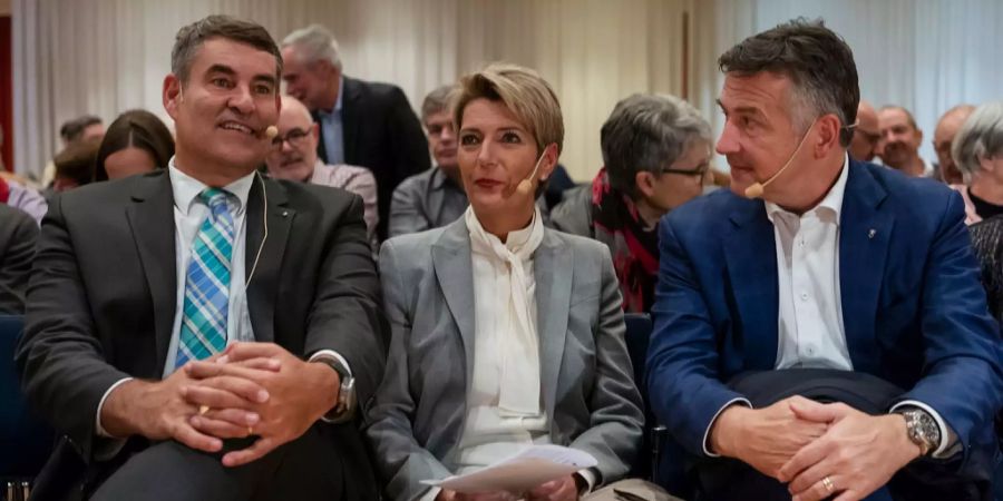 Schaffhauser Regierungsrat Christian Amsler (l.), Ständerätin Karin Keller-Sutter (m.) und Ständerat Hans Wicki (r.) präsentieren sich als Bundesratskandidaten in Muttenz BL.