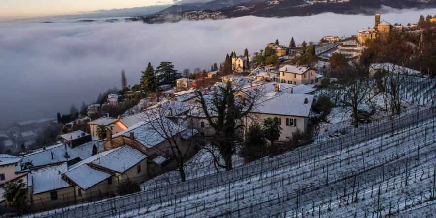 Salorino TI und die ersten Sonnenstrahlen vom Tag im Dezember 2017.