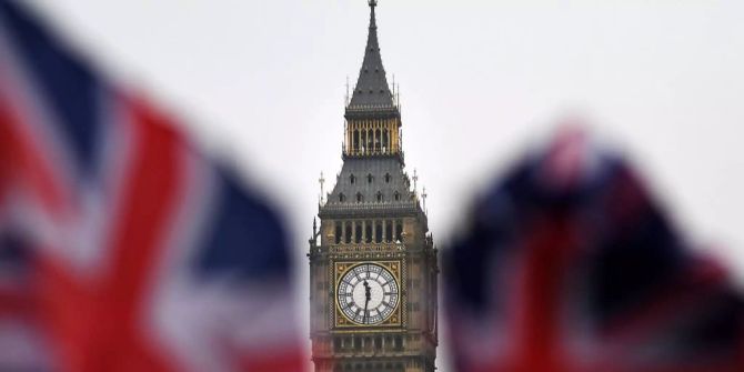 Der Big Ben mit zwei britischen Fahnen.