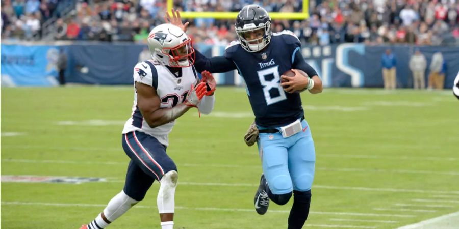 Damit haben wohl die wenigsten gerechnet: Die Tennessee Titans fertigen die New England Patriots gleich mit 34:10 ab. Dabei zeigt QB Marcus Mariota endlich mal eine solide Leistung. Doch vor allem die Defense sorgt für den Unterschied und bringt Tom Brady regelrecht zum Verzweifeln. Besonderes Lob gilt deswegen Coach Mike Vrabel. Der ehemalige Schüler von Patriots-Coach Bill Belichick hat sein Team perfekt auf Bradys Offensive vorbereitet. Durch den Sieg bleiben die Titans Divisionsleader Houston Texans auf den Fersen.