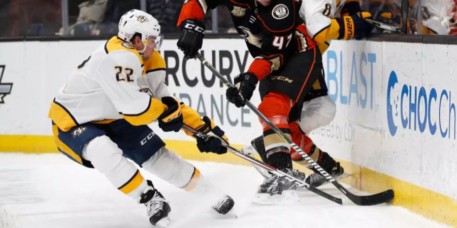 Kevin Fiala (links) im Spiel gegen die Anaheim Ducks.