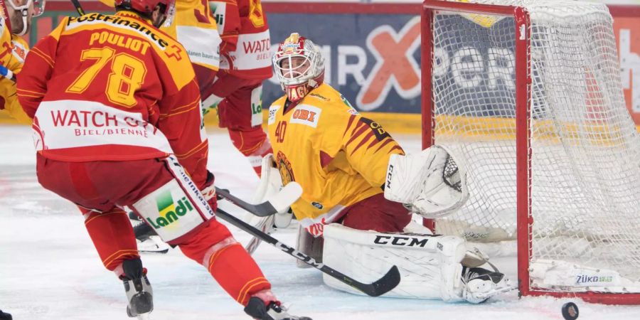 Biels Marc-Antoine Pouliot, links, im Duell mit Langnaus Torhüter Damiano Ciaccio.