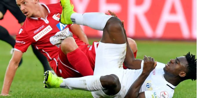 Zürichs Stürmer Stephen Odey fällt nach einem Zweiikampf im Spiel gegen den FC Sion – der FCZ am Boden. Zürichs Stürmer Stephen Odey fällt nach einem Zweiikampf im Spiel gegen den FC Sion – der FCZ am Boden.