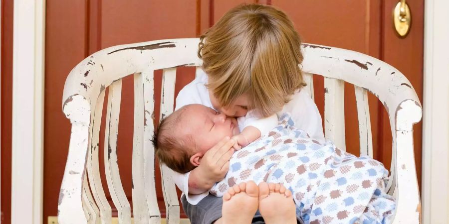 Die Kinder der Familie Berger wissen, dass Papa keinen Samen hat und darum zwei fremde Männer eingesprungen sind.