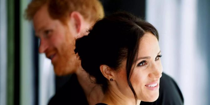 Meghan (r), Herzogin von Sussex, und Prinz Harry, Herzog von Sussex, lächeln während eines Besuchs in der National Kiwi Hatchery, einer Kiwi-Zuchtstation, in Rainbow Springs.