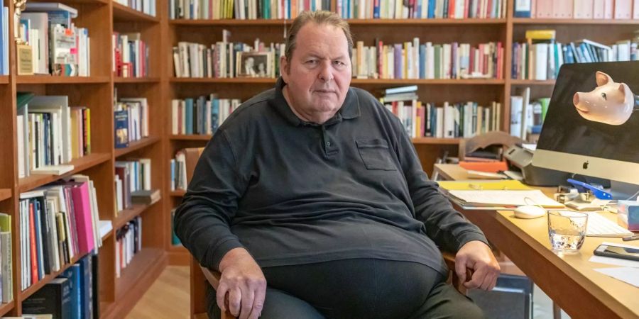 Ottfried Fischer, Schauspieler und Kabarettist sitzt im Büro seiner Wohnung.