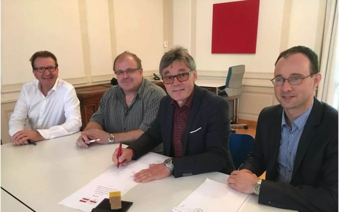 Der Gemeindevertrag wurde am 17. Oktober 2018 unterzeichnet von Hans-Ruedi Hottiger (Stadtammann Zofingen), Herbert Räbmatter (Gemeindeammann Uerkheim), Hans Stadler (Gemeindeschreiber Uerkheim) und Fabian Humbel (Stadtschreiber Zofingen) (v.l.n.r.) - zvg Der Gemeindevertrag wurde am 17. Oktober 2018 unterzeichnet von Hans-Ruedi Hottiger (Stadtammann Zofingen), Herbert Räbmatter (Gemeindeammann Uerkheim), Hans Stadler (Gemeindeschreiber Uerkheim) und Fabian Humbel (Stadtschreiber Zofingen) (v.l.n.r.) - zvg