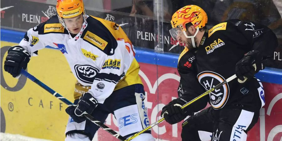 Romain Loeffel (rechts, HC Lugano) fightet mit Dominik Kubalik (Ambri-Piotta) um den Puck.