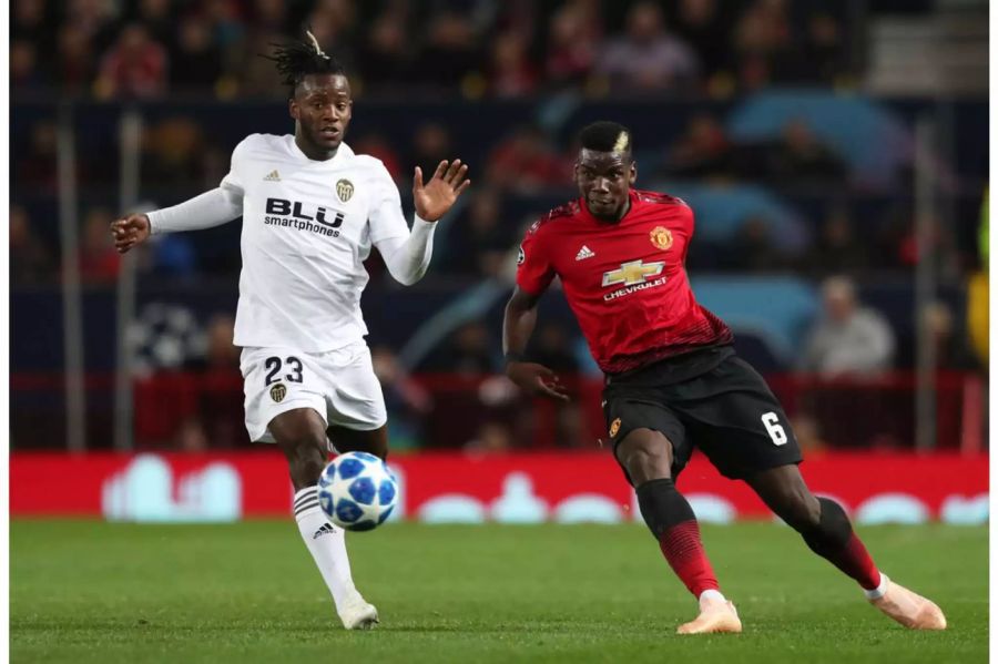 Valencia-Stürmer Michy Batshuayi im Duell mit Paul Pogba von Manchester United.