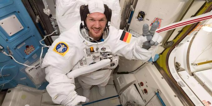 Alexander Gerst bereitet sich auf der ISS auf einen Ausstieg ins Weltall vor. Alexander Gerst bereitet sich auf der ISS auf einen Ausstieg ins Weltall vor.