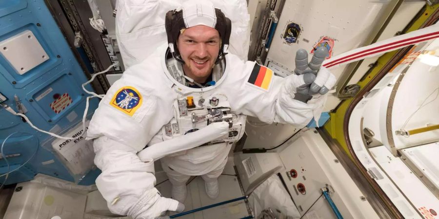 Alexander Gerst bereitet sich auf der ISS auf einen Ausstieg ins Weltall vor.