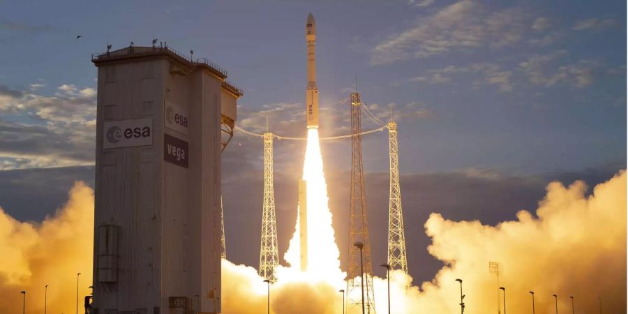 Eine Vega-Trägerrakete startet auf dem europäischen Weltraumbahnhof Kourou mit dem ESA-Erdbeobachtungssatellit «Aeolus» an Board.