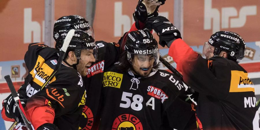 Berns Spieler feiern ihren Treffer zum 2:1 im Spiel zwischen dem SC Bern und dem HC Fribourg-Gotteron.