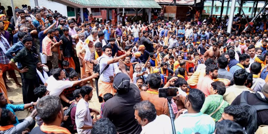 Männer versammeln sich und protestieren gegen den Eintritt einer Frau in den Sabarimala Tempel in Indien.