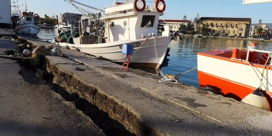 Der Boden im Hafen der griechischen Insel Zakynthos ist nach einem heftigen Seebeben der Stärke 6,8 aufgerissen.