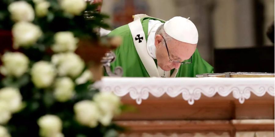 Papst Franziskus küsst den Altar im Petersdom.