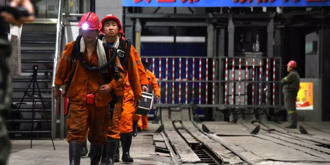 Rettungskräfte verlassen eine Kohlegrube. Bergschlag in Kohlegrube in China