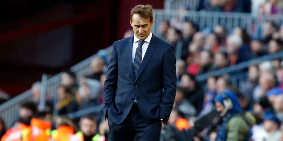 Julen Lopetegui, Trainer von Real Madrid, blickt im Spiel gegen Barcelona nach unten.