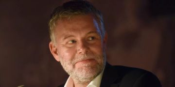 Der Schriftsteller Arne Dahl spricht bei einer Lesung seines Buches "Sieben minus eins".