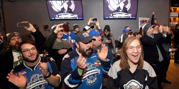 Fans jubeln bei der Bekanntgabe des Entscheids durch die NHL. Fans jubeln bei der Bekanntgabe des Entscheids durch die NHL.