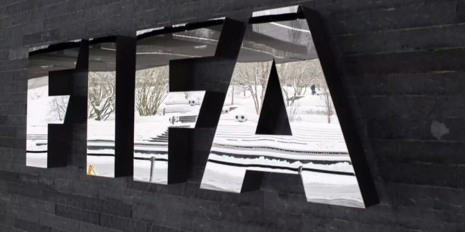 Das FIFA Logo an einer Hauswand.