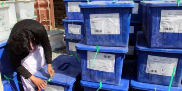 Ein Arbeiter der Unabhängigen Wahlkommission (IEC) öffnet in Kandahar (AFG) eine Kiste mit Stimmzetteln der Parlamentswahlen in Afghanistan.