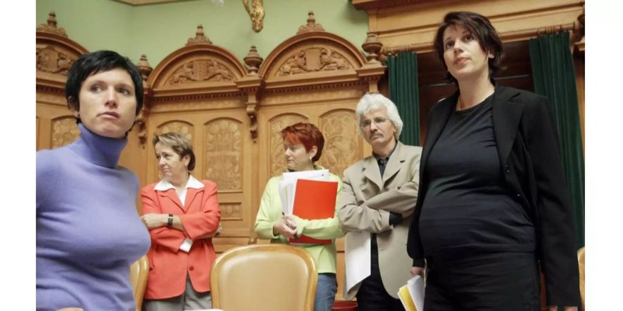 Die SP-Nationalräte Pascale Bruderer, Hildegard Fässler, Jacqueline Fehr, Andrea Hämmerle und Chantal Galladé, von links nach rechts, 2004 im Nationalrat.