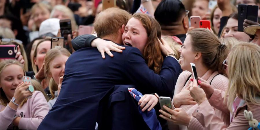 Prinz Harry wird im Royalen Botanischen Garten in Melbourne Australien von einem Fan umarmt.