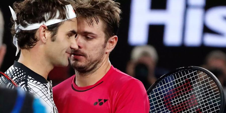 Stan Wawrinka gratuliert Roger Federer zum Sieg im Halbfinal der Australian Open 2017.