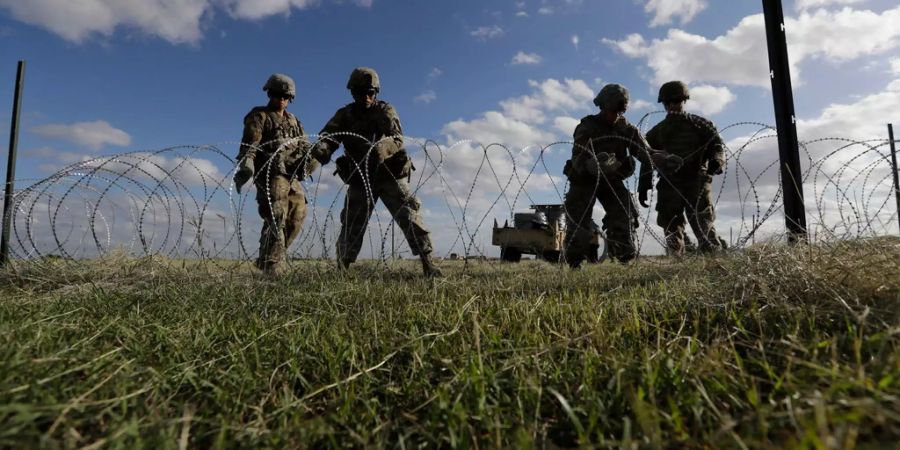 US-Soldaten errichten einen Zaun in Donna, Texas (US) an der Grenze zu Mexiko.