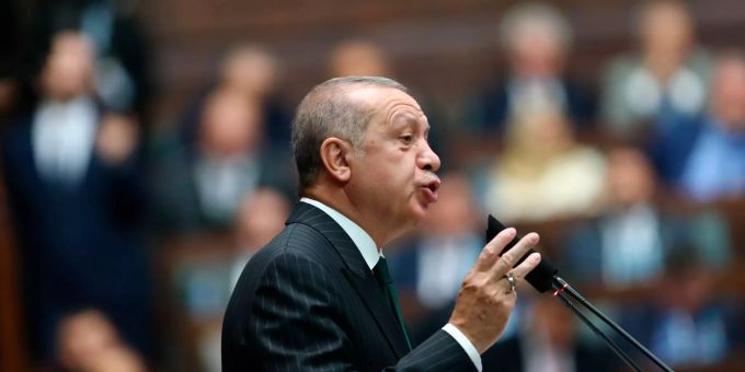 Recep Tayyip Erdogan kritisiert das Europäische Gericht für Menschenrechte scharf, nach dem es geurteilt hatte, Selahattin Demirtas per sofort frei zu lassen. Recep Tayyip Erdogan, Präsident der Türkei, hält eine Rede vor den Abgeordneten seiner regierenden Partei.