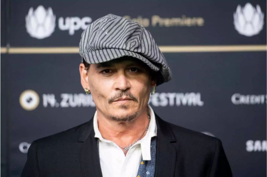 Johnny Depps (55) erster Beruf ist zwar alles andere als bodenständig, doch verdient er sich damit noch heute die Brötchen. Nebst seiner Schauspielkarriere macht Depp erfolgreich in einer Rockband Musik.