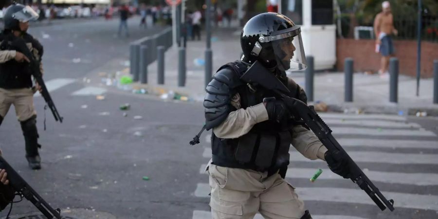 Bewaffnete Polizisten wollen vor dem Stadion von River Plate für Sicherheit sorgen.