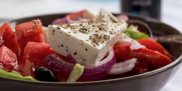 Ein griechischer Salat in einer Schüssel.