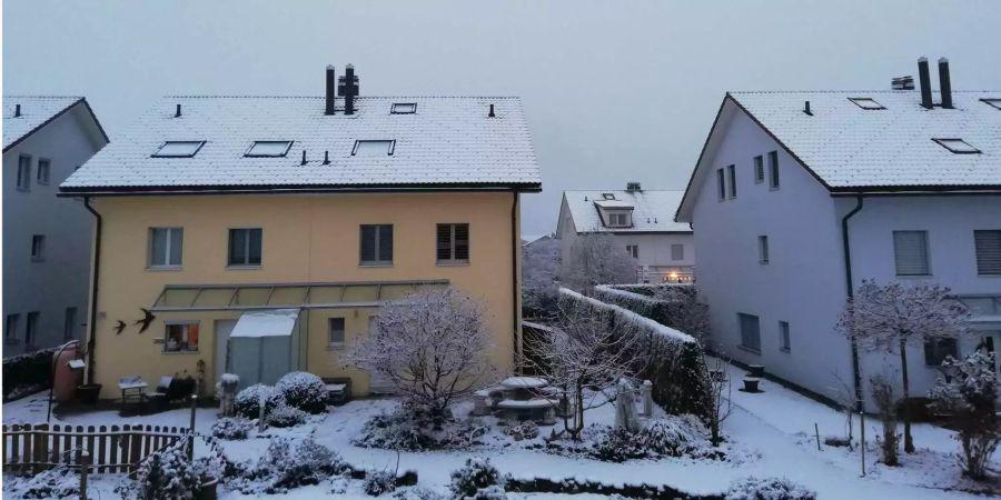 Verschneites Quartier in der Zentralschweiz.