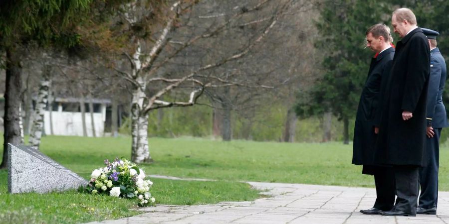 Estland Premierminister vor einem Denkmal für die Toten des Zweiten Weltkriegs.