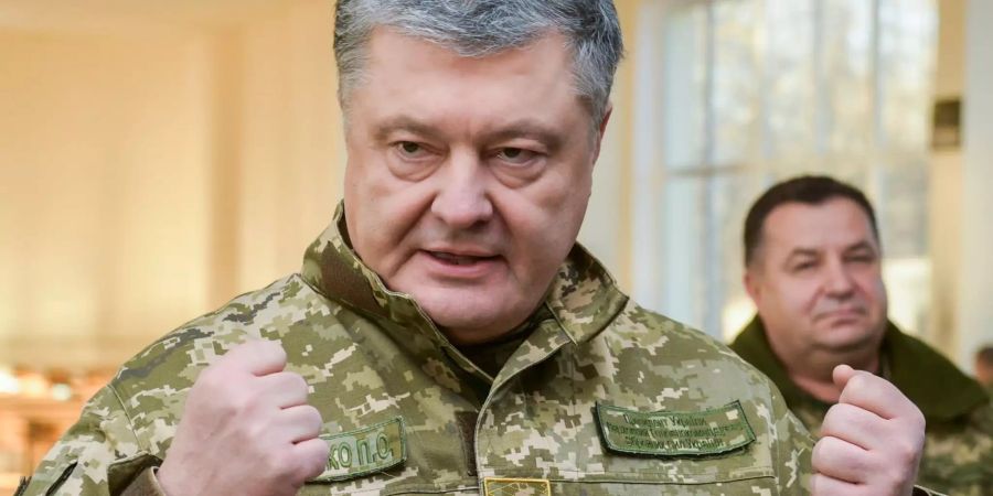 Petro Poroschenko, Präsident der Ukraine, spricht mit Soldaten während eines Besuchs auf einer Militärbasis in der Region Tschernigiw.