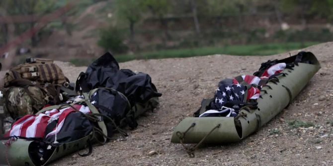 Zwei tote US-Soldaten, die bei einem Helikopterunfall starben.