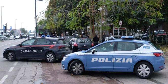 Die italienische Polizei im Einsatz. (Symbolbild) Italienische Polizistenwagen