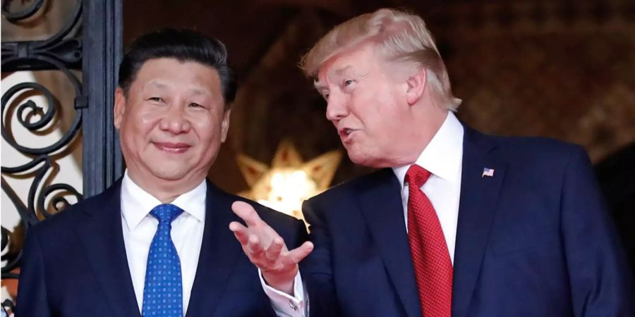 US-Präsident Donald Trump (r) empfängt den chinesischen Präsidenten Xi Jinping in Trumps Anwesen Mar-a-Lago.