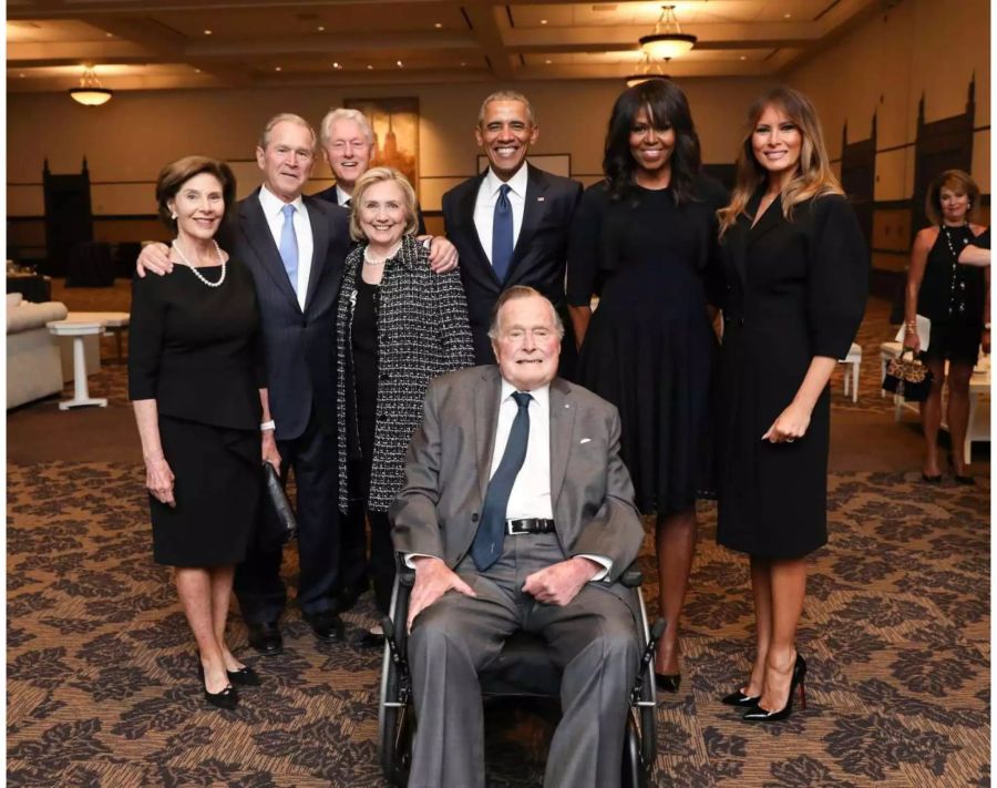 Der verstorbene George H. W. Bush (vorne M.) mit  (v. l. n. r.) Laura Bush, George W. Bush, Bill Clinton, Hillary Clinton, Barack Obama, Michelle Obama und Melania Trump.